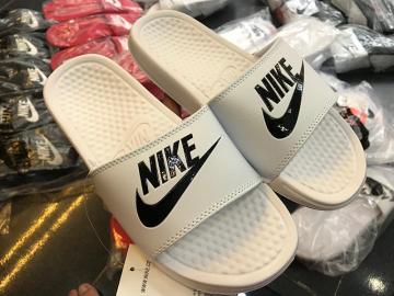 Dép Nike Benassi JDI màu trắng
